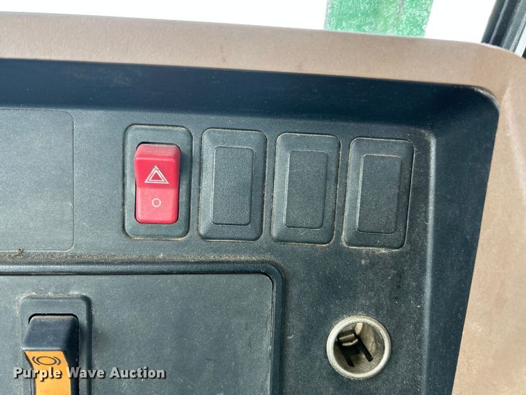 image for item ET6926 1998 John Deere 4700 sprayer