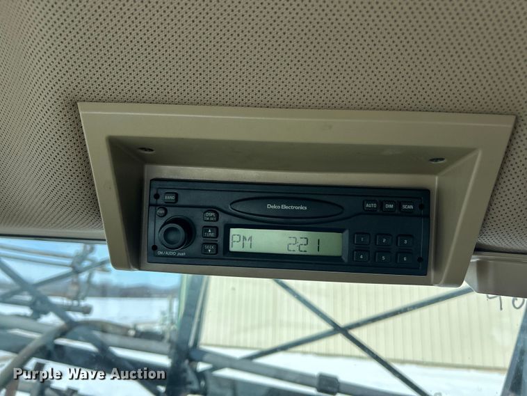 image for item ET6926 1998 John Deere 4700 sprayer