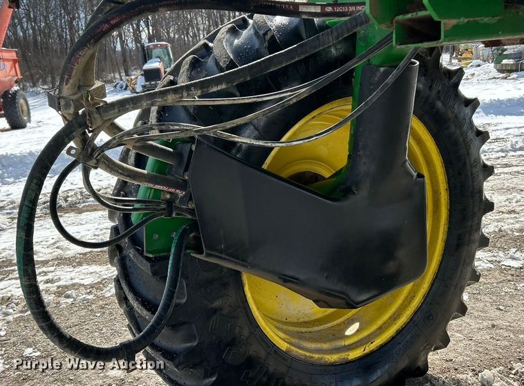 image for item ET6926 1998 John Deere 4700 sprayer