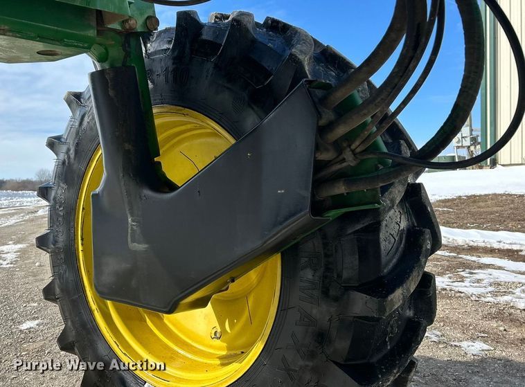 image for item ET6926 1998 John Deere 4700 sprayer