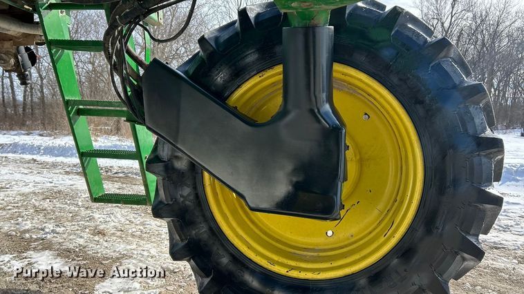 image for item ET6926 1998 John Deere 4700 sprayer