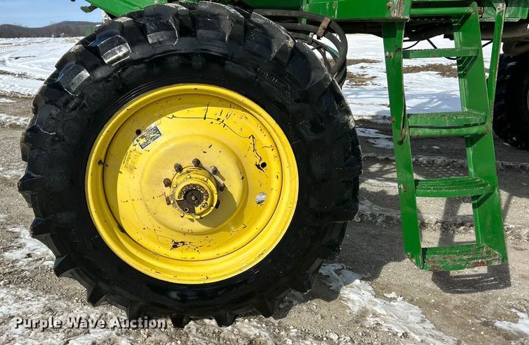 image for item ET6926 1998 John Deere 4700 sprayer