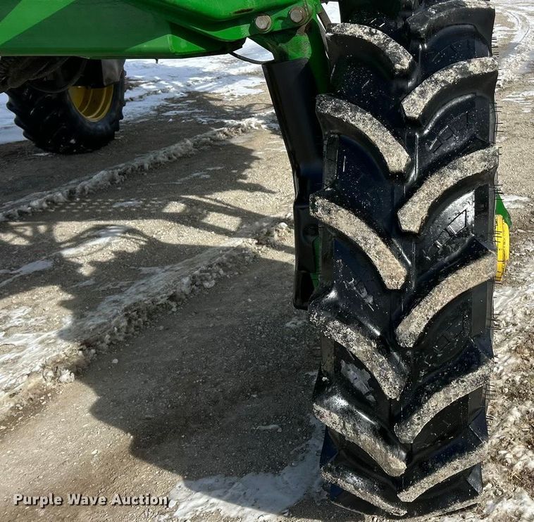 image for item ET6926 1998 John Deere 4700 sprayer