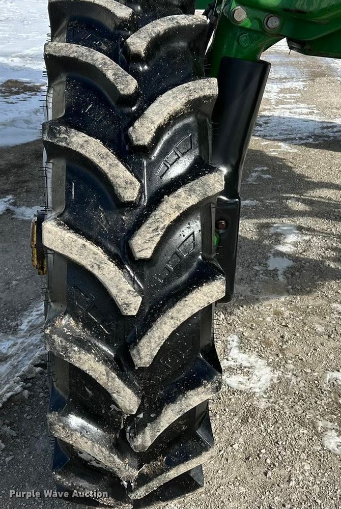 image for item ET6926 1998 John Deere 4700 sprayer