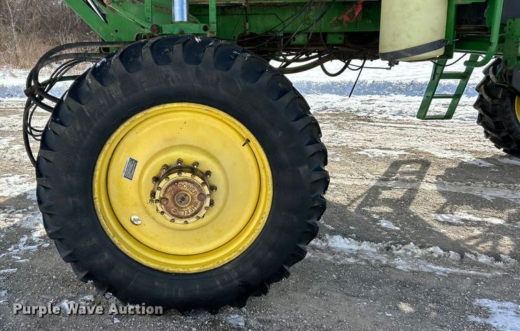 image for item ET6926 1998 John Deere 4700 sprayer