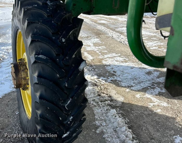 image for item ET6926 1998 John Deere 4700 sprayer