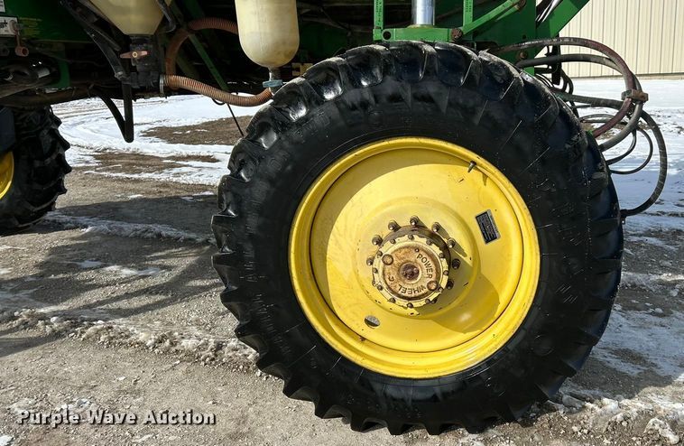 image for item ET6926 1998 John Deere 4700 sprayer