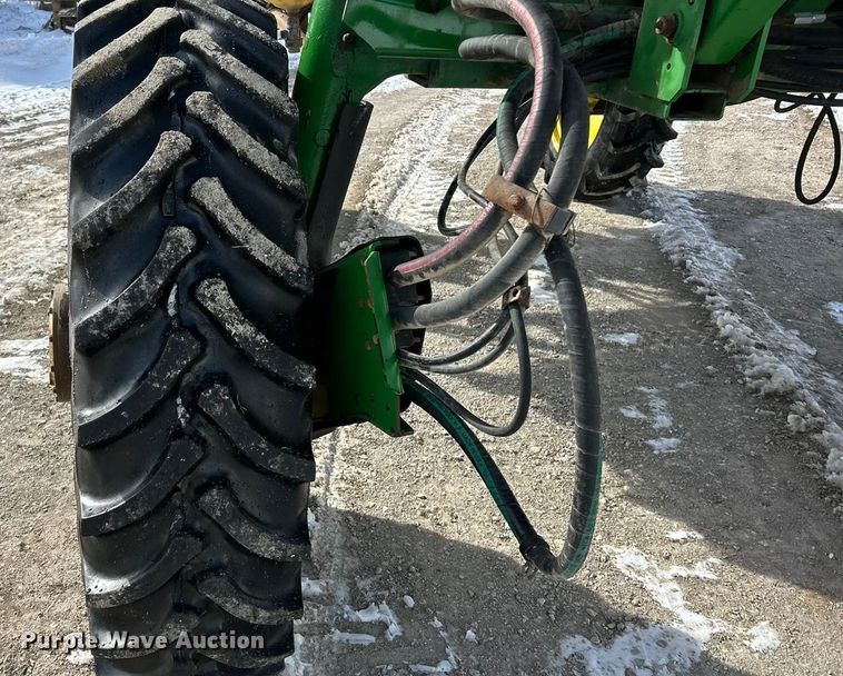 image for item ET6926 1998 John Deere 4700 sprayer