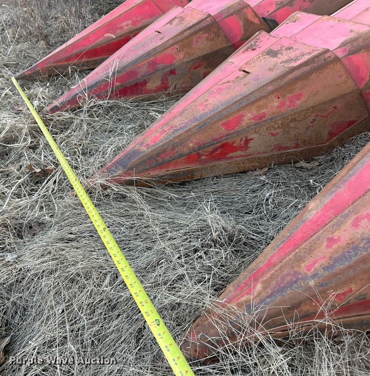 image for item ET6993 Massey Ferguson MF43 corn head