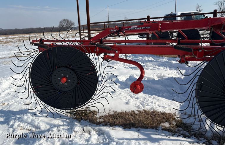 image for item EV2668 Kuhn SR314 hay rake