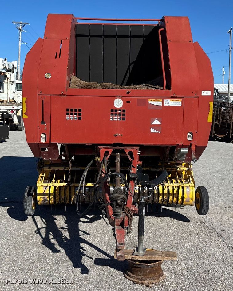 image for item FG0009 2006 New Holland BR750A round baler