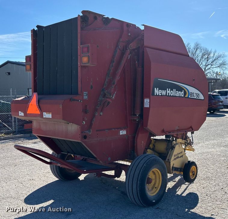 image for item FG0009 2006 New Holland BR750A round baler