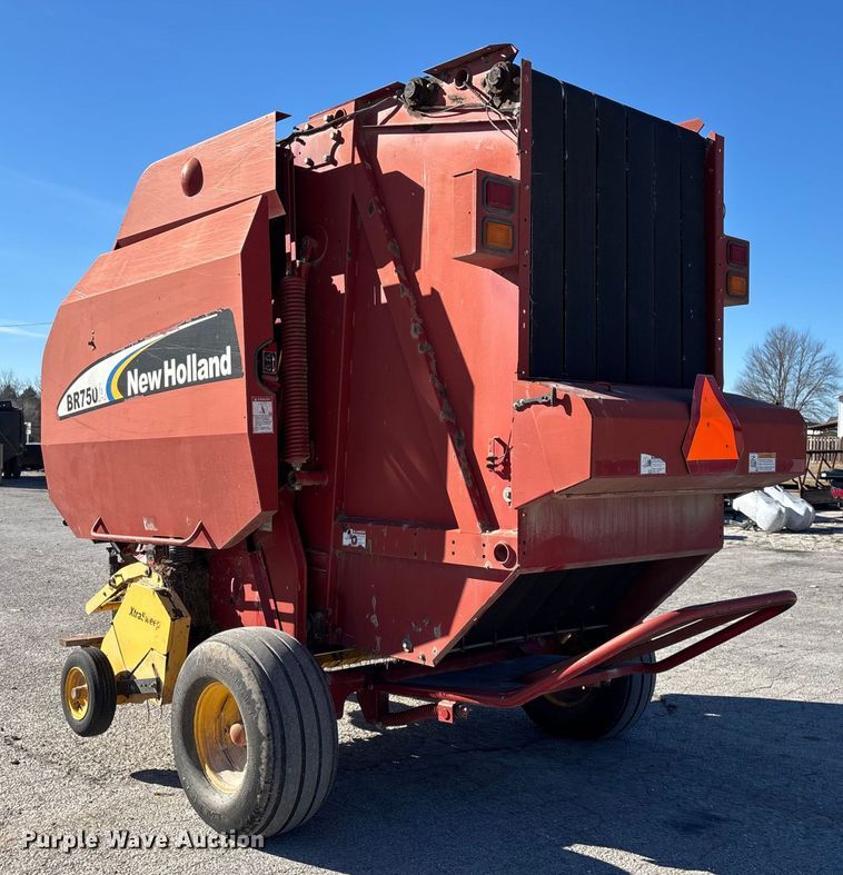 image for item FG0009 2006 New Holland BR750A round baler