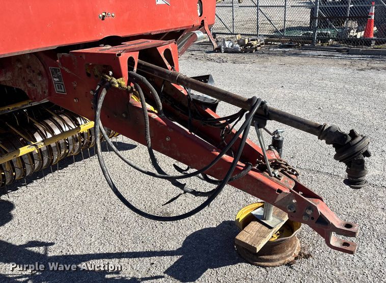 image for item FG0009 2006 New Holland BR750A round baler