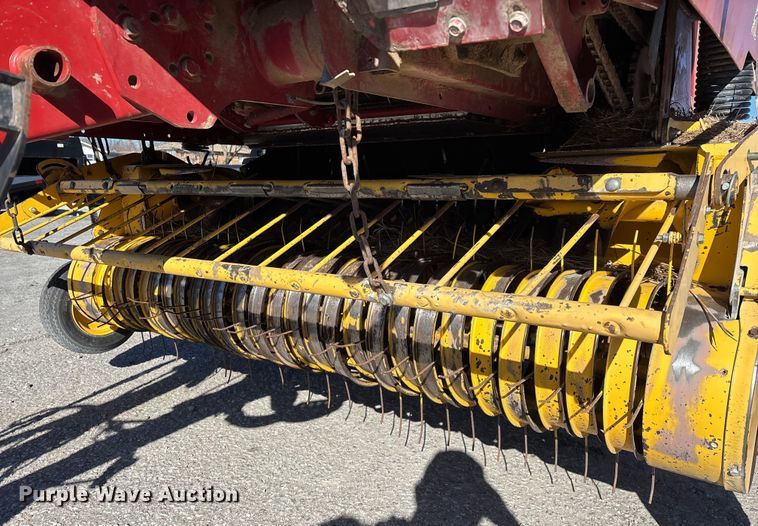 image for item FG0009 2006 New Holland BR750A round baler