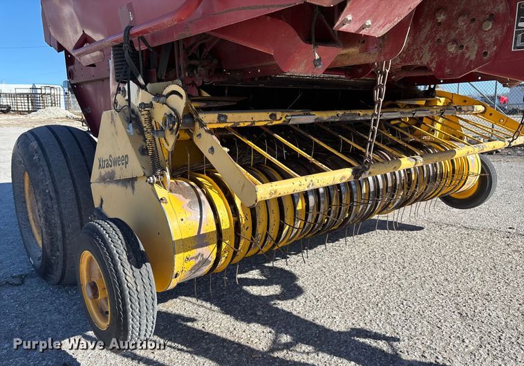 image for item FG0009 2006 New Holland BR750A round baler