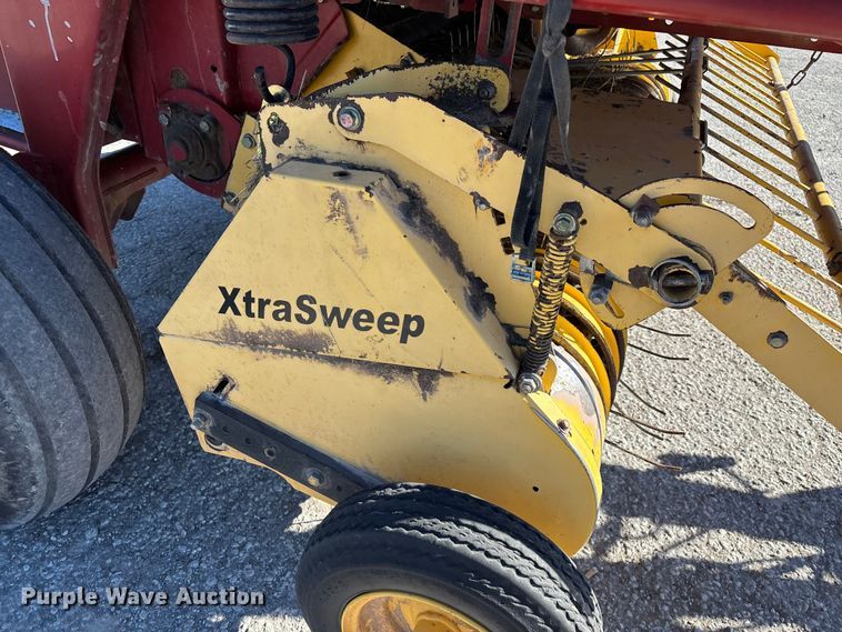 image for item FG0009 2006 New Holland BR750A round baler