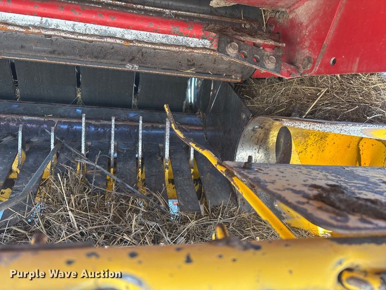 image for item FG0009 2006 New Holland BR750A round baler