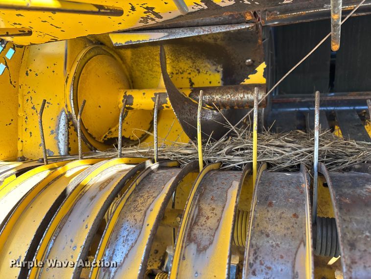 image for item FG0009 2006 New Holland BR750A round baler