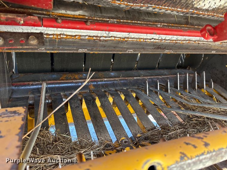 image for item FG0009 2006 New Holland BR750A round baler