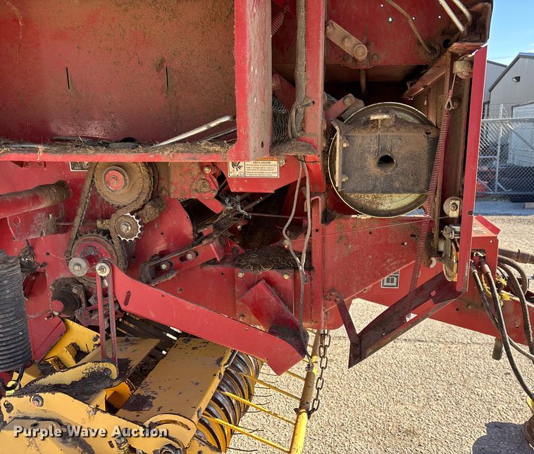 image for item FG0009 2006 New Holland BR750A round baler