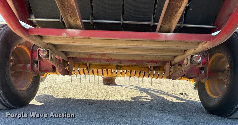 image for item FG0009 2006 New Holland BR750A round baler