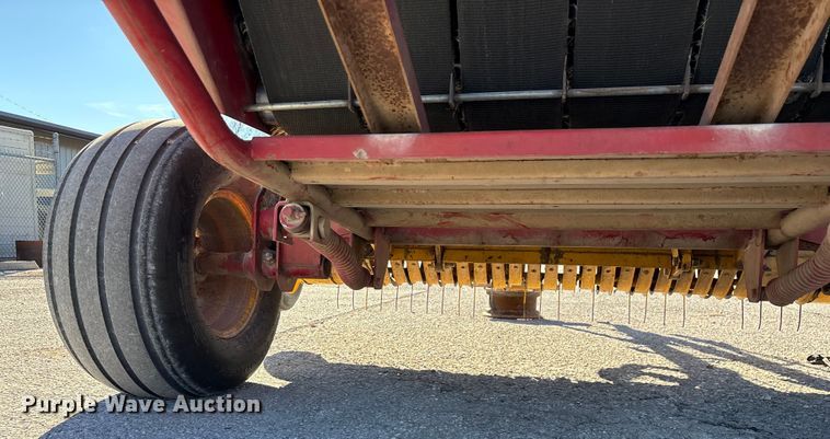 image for item FG0009 2006 New Holland BR750A round baler