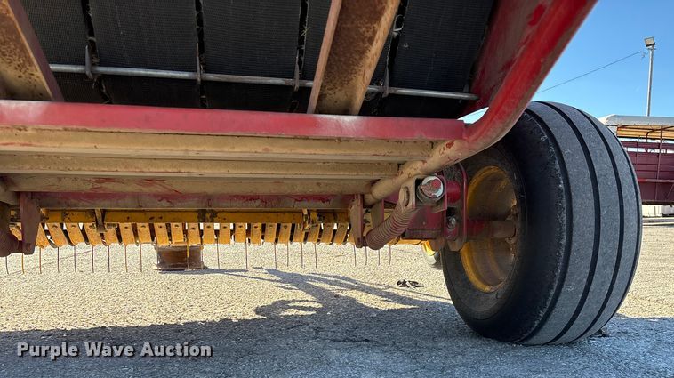 image for item FG0009 2006 New Holland BR750A round baler