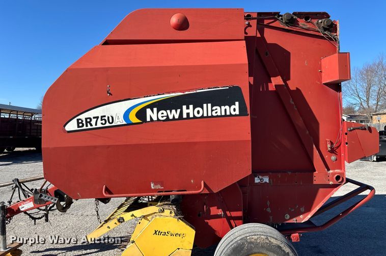 image for item FG0009 2006 New Holland BR750A round baler