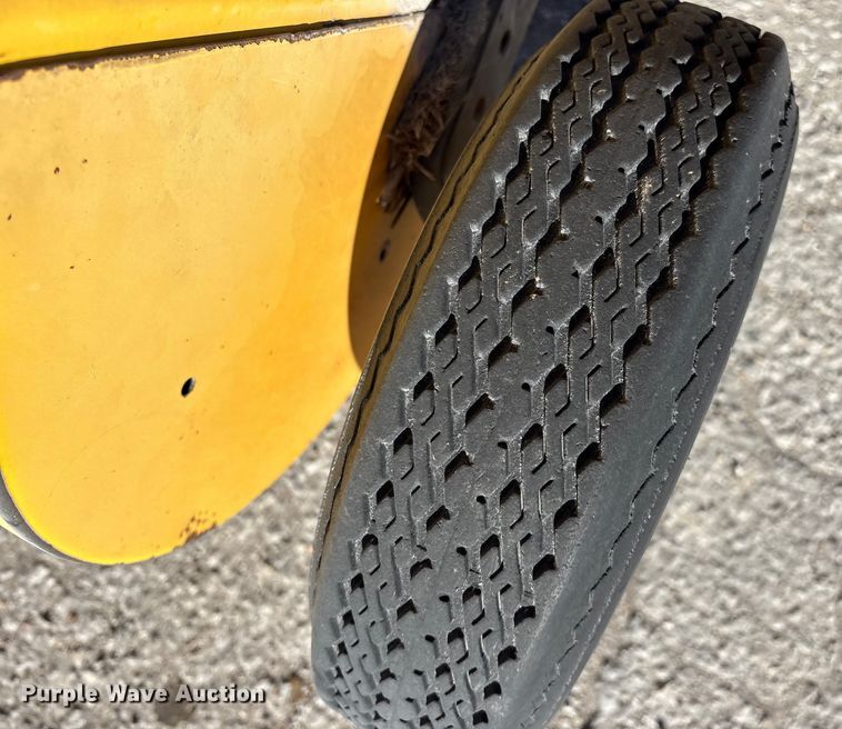 image for item FG0009 2006 New Holland BR750A round baler