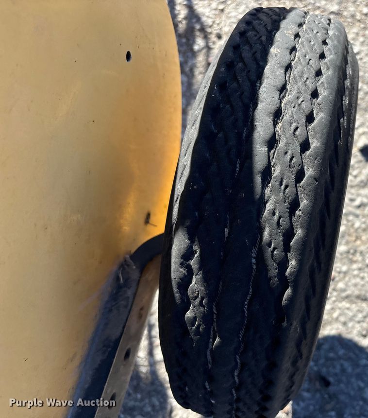 image for item FG0009 2006 New Holland BR750A round baler