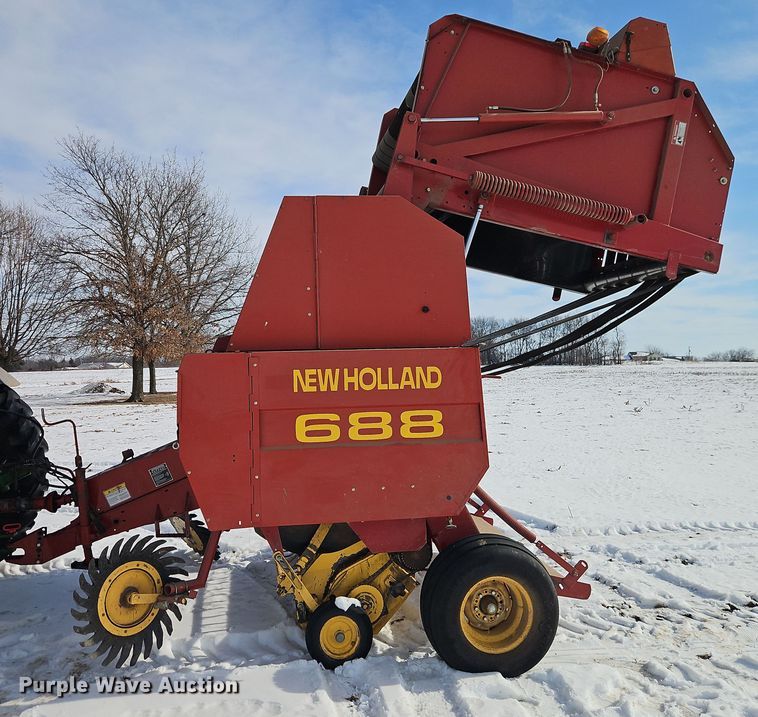 image for item FN5528 New Holland 688 round baler
