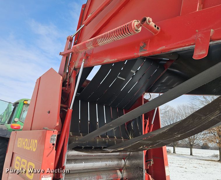 image for item FN5528 New Holland 688 round baler