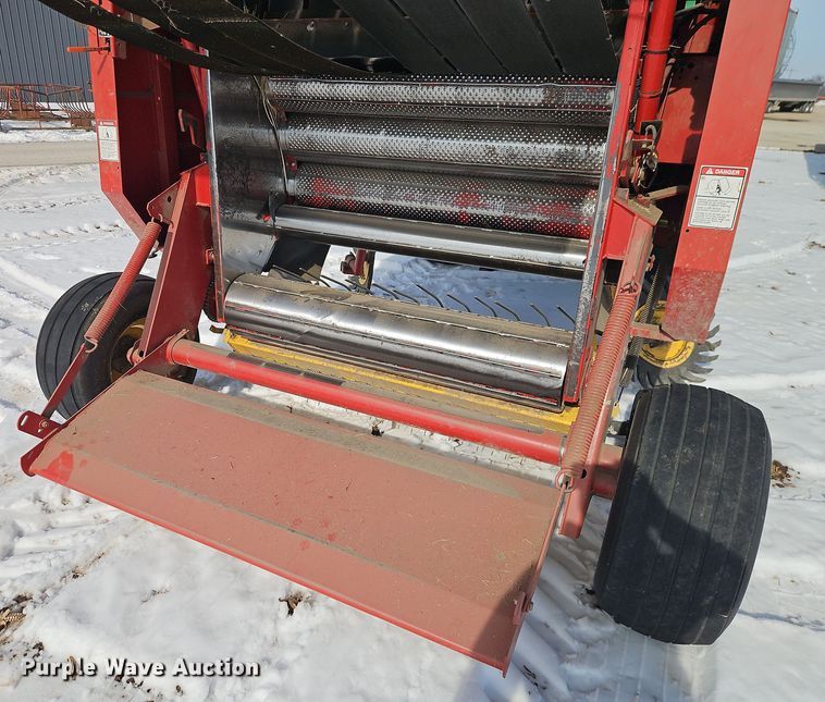 image for item FN5528 New Holland 688 round baler