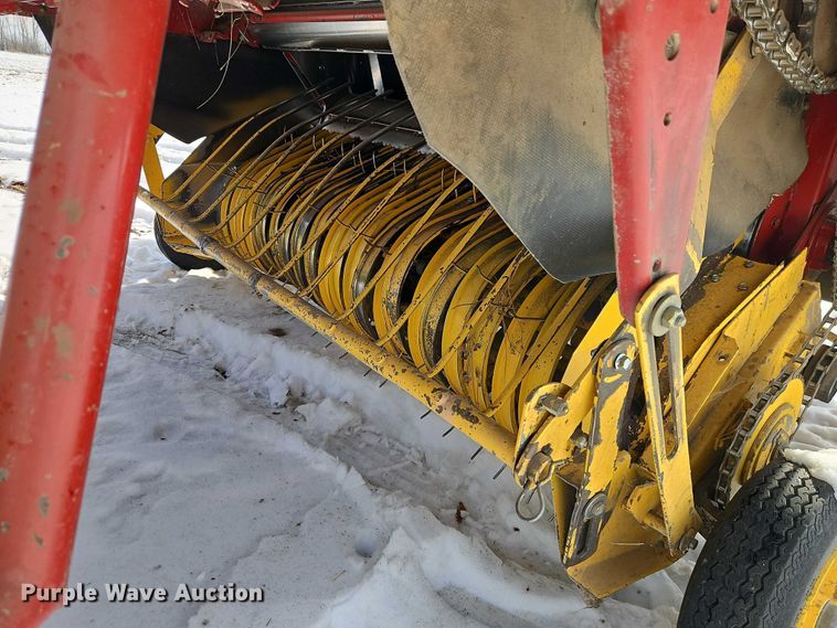 image for item FN5528 New Holland 688 round baler