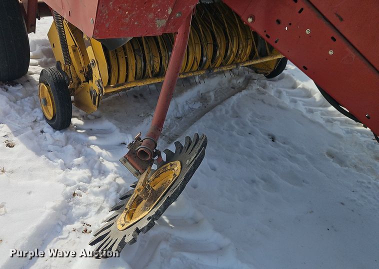 image for item FN5528 New Holland 688 round baler