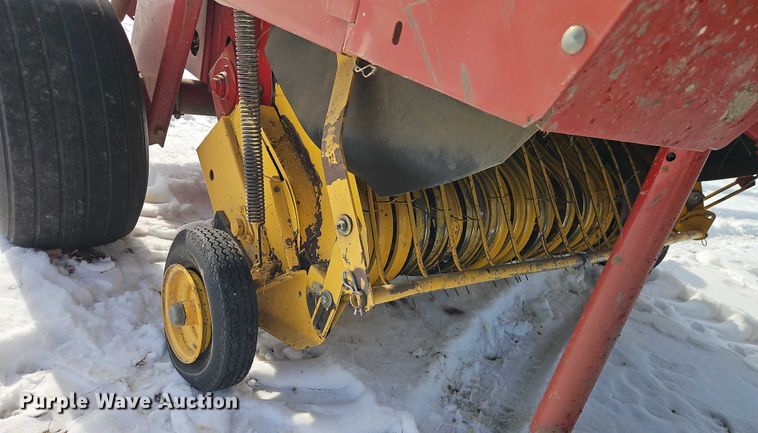 image for item FN5528 New Holland 688 round baler