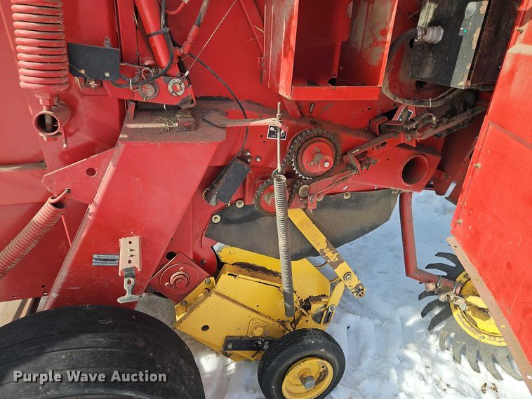 image for item FN5528 New Holland 688 round baler