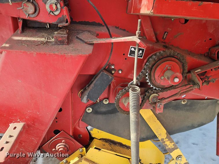 image for item FN5528 New Holland 688 round baler