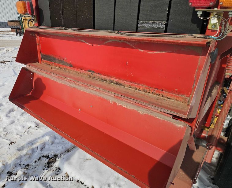 image for item FN5528 New Holland 688 round baler