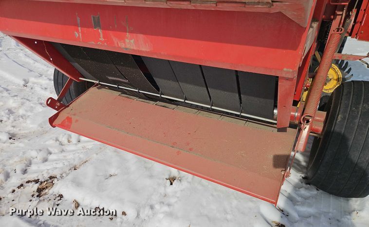 image for item FN5528 New Holland 688 round baler