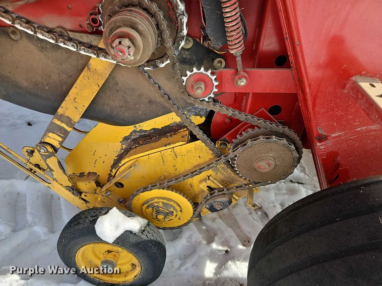 image for item FN5528 New Holland 688 round baler