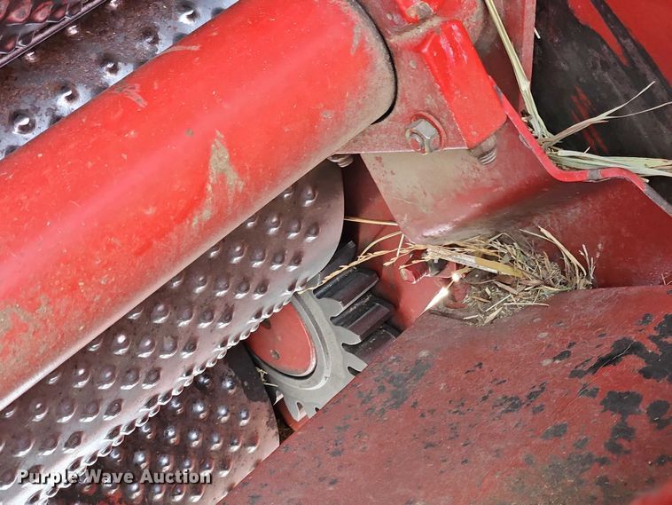 image for item FN5528 New Holland 688 round baler