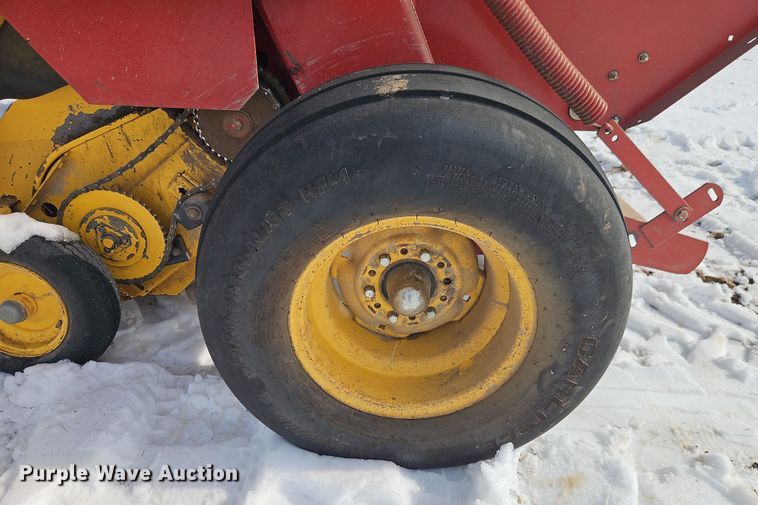 image for item FN5528 New Holland 688 round baler