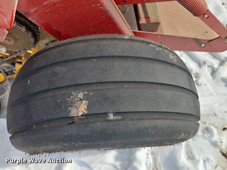 image for item FN5528 New Holland 688 round baler