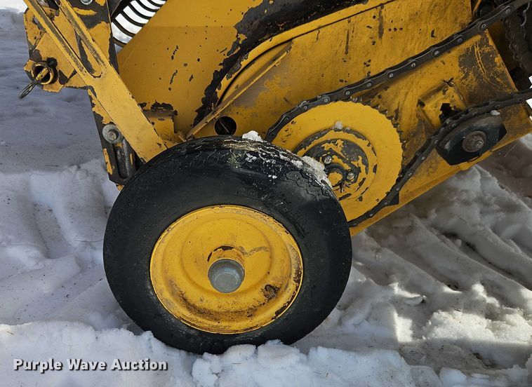 image for item FN5528 New Holland 688 round baler