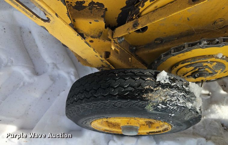 image for item FN5528 New Holland 688 round baler