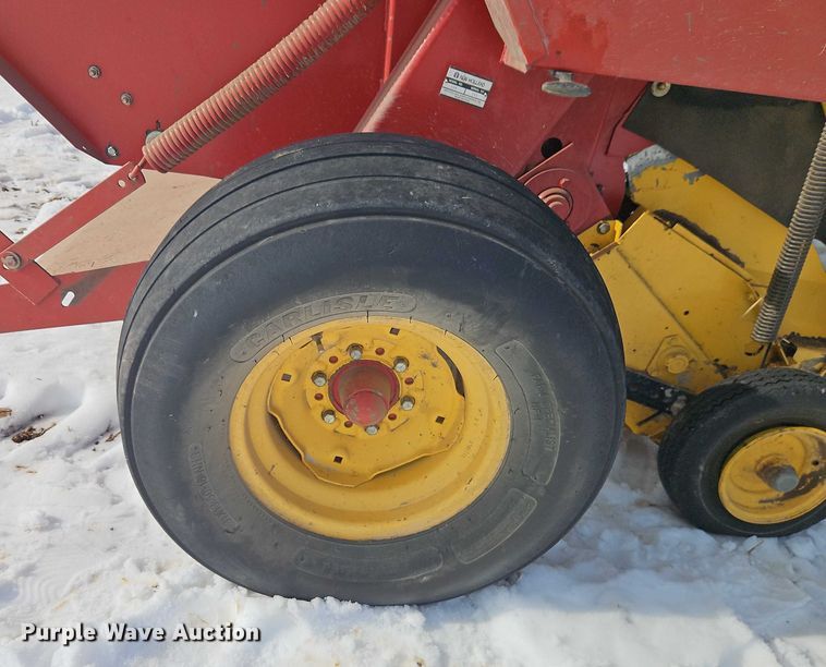 image for item FN5528 New Holland 688 round baler