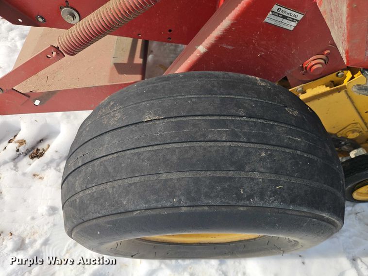 image for item FN5528 New Holland 688 round baler