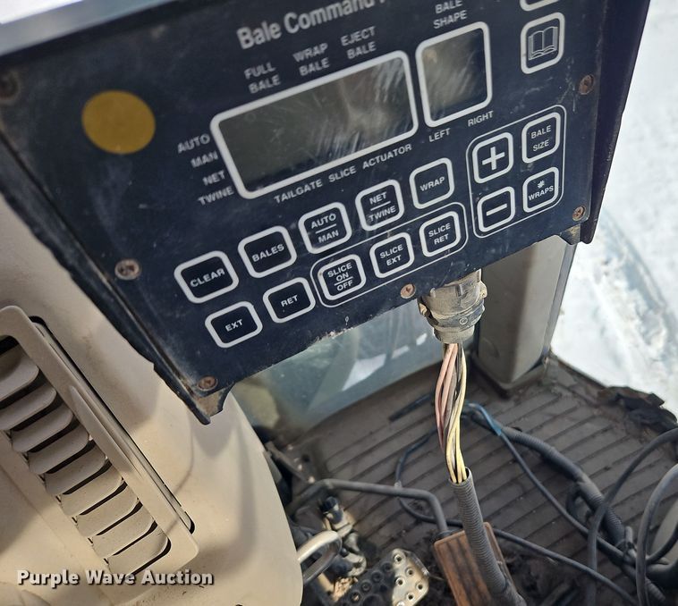 image for item FN5528 New Holland 688 round baler